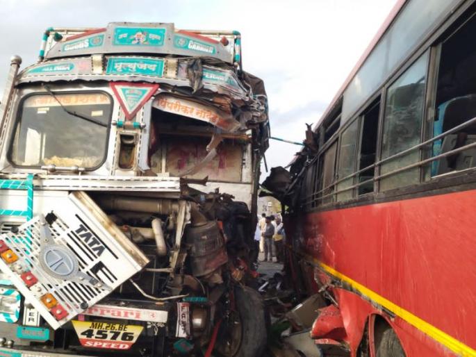 Rushing truck hits bus; 26 passengers injured, incident on Latur-Nanded highway | भरधाव ट्रकची बसला धडक; २६ प्रवासी जखमी, लातूर-नांदेड महामार्गावरील घटना Rushing truck hits bus; 26 passengers injured, incident on Latur-Nanded highway | भरधाव ट्रकची बसला धडक; २६ प्रवासी जखमी, लातूर-नांदेड महामार्गावरील घटना