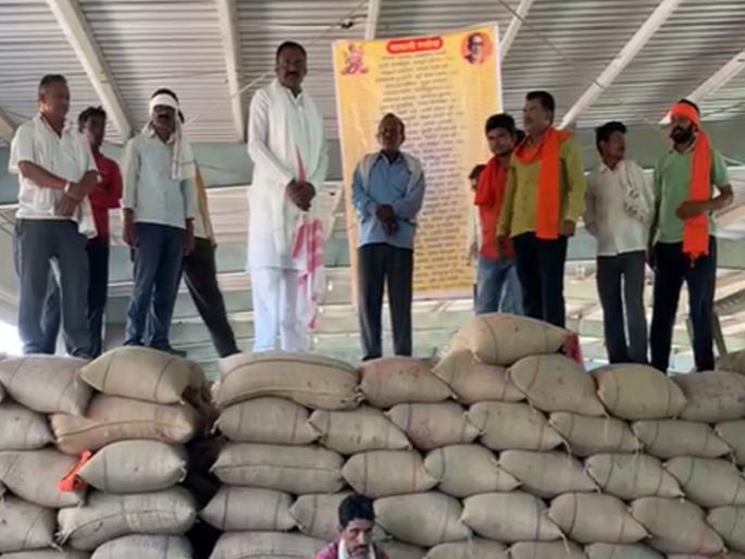 Shiv Sena's Arnit Akrosh rally for Bardanya; Farmers in financial crisis due to slowdown in gram procurement | बारदान्यासाठी शिवसेनेची आर्णीत आक्रोश रॅली; चना खरेदी मंदावल्याने शेतकरी आर्थिक संकटात Shiv Sena's Arnit Akrosh rally for Bardanya; Farmers in financial crisis due to slowdown in gram procurement | बारदान्यासाठी शिवसेनेची आर्णीत आक्रोश रॅली; चना खरेदी मंदावल्याने शेतकरी आर्थिक संकटात