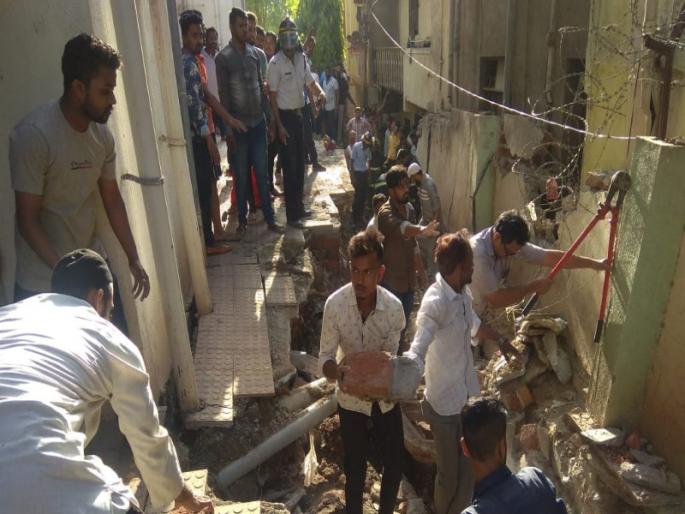 Death of 6 year old boy trapped under a debris | ढिगाऱ्याखाली सापडून चिमुकल्याचा मृत्यू :महापालिकेच्या ड्रेनेजचे काम सुरु असताना खचली भिंत Death of 6 year old boy trapped under a debris | ढिगाऱ्याखाली सापडून चिमुकल्याचा मृत्यू :महापालिकेच्या ड्रेनेजचे काम सुरु असताना खचली भिंत