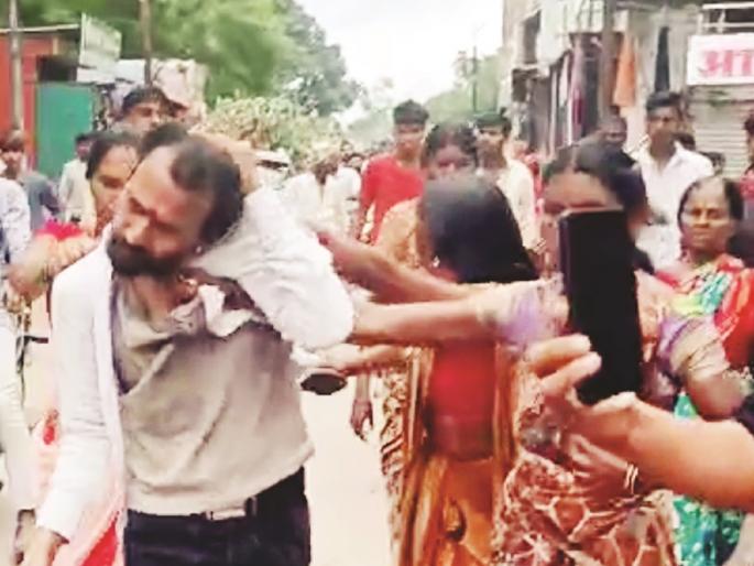 Women beaten the social worker who used caste-based abuse | जातीवाचक शिवीगाळ करणाऱ्या समाजसेवकाची महिलांनी काढली धिंड Women beaten the social worker who used caste-based abuse | जातीवाचक शिवीगाळ करणाऱ्या समाजसेवकाची महिलांनी काढली धिंड