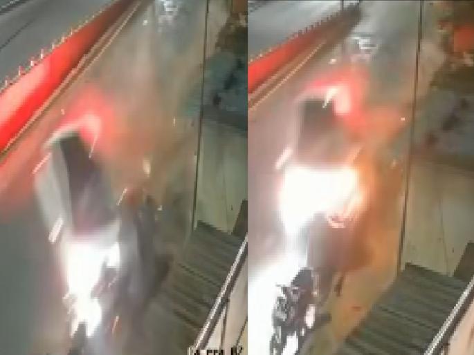 Speeding car hits nine vehicles in Kolhapur driver dies | कोल्हापुरात भरधाव कारने नऊ वाहनांना उडवले, चालकाचा मृत्यू; ..अन् मोठा अनर्थ टळला Speeding car hits nine vehicles in Kolhapur driver dies | कोल्हापुरात भरधाव कारने नऊ वाहनांना उडवले, चालकाचा मृत्यू; ..अन् मोठा अनर्थ टळला