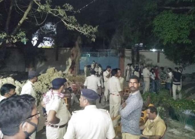 Coronavirus: Four men arrested for throwing stones at police at mosque for investigation in bihar madhubani | Coronavirus: तपासासाठी मस्जीदमध्ये गेलेल्या पोलिसांवर दगडफेक, चौघांना अटक Coronavirus: Four men arrested for throwing stones at police at mosque for investigation in bihar madhubani | Coronavirus: तपासासाठी मस्जीदमध्ये गेलेल्या पोलिसांवर दगडफेक, चौघांना अटक