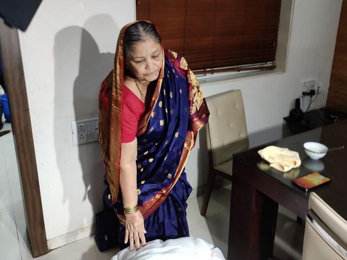 Maharashtra Cabinet Expansion Live : Munde takes mother's blessing, dhananjay munde will take oath of minister | Maharashtra Cabinet Expansion : मुंडेंनी घेतला आईचा आशीर्वाद, बीडकरांचे 'धनुभाऊ' ठाकरे मंत्रिमंडळात Maharashtra Cabinet Expansion Live : Munde takes mother's blessing, dhananjay munde will take oath of minister | Maharashtra Cabinet Expansion : मुंडेंनी घेतला आईचा आशीर्वाद, बीडकरांचे 'धनुभाऊ' ठाकरे मंत्रिमंडळात