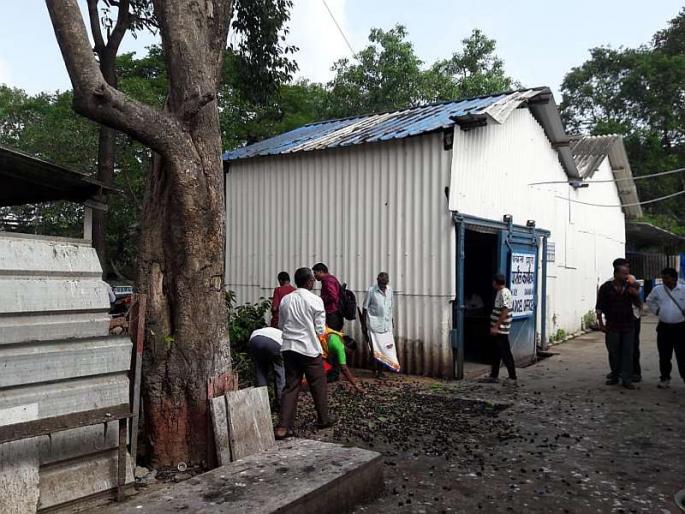 Plantform tree bark of the railway station, in short, the survivors traveled | रेल्वे स्थानकाच्या प्लॅटफॉर्मलगत झाडाची फांदी पडली, थोडक्यात बचावले प्रवासी Plantform tree bark of the railway station, in short, the survivors traveled | रेल्वे स्थानकाच्या प्लॅटफॉर्मलगत झाडाची फांदी पडली, थोडक्यात बचावले प्रवासी