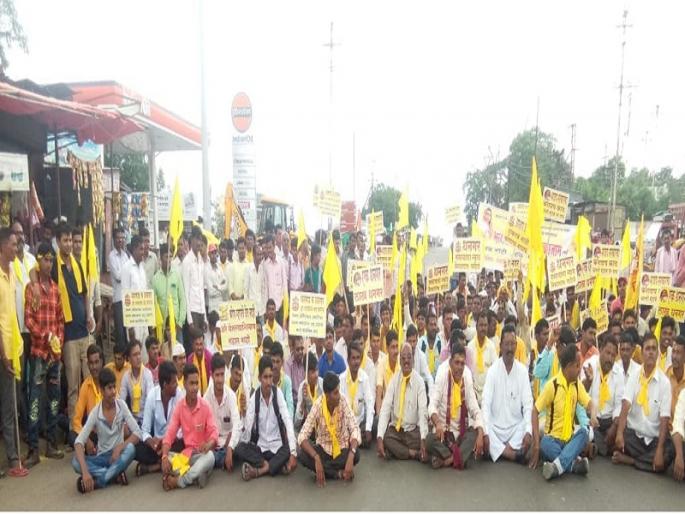In Hingoli Dhangar society on the streets for demanding ST reservation | आरक्षणाच्या मागणीसाठी धनगर समाज रस्त्यावर; जिल्हाभरात धरणे व रास्तारोको आंदोलन In Hingoli Dhangar society on the streets for demanding ST reservation | आरक्षणाच्या मागणीसाठी धनगर समाज रस्त्यावर; जिल्हाभरात धरणे व रास्तारोको आंदोलन