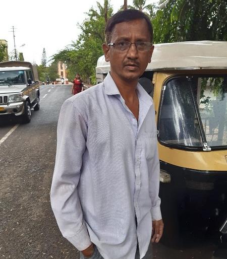 23 rupees fine of Rs. 2700 fine, action taken on rickshaw puller | २३ रुपयांच्या लालसेपोटी २७०० रुपये दंड, रिक्षाचालकावर कारवाई 23 rupees fine of Rs. 2700 fine, action taken on rickshaw puller | २३ रुपयांच्या लालसेपोटी २७०० रुपये दंड, रिक्षाचालकावर कारवाई
