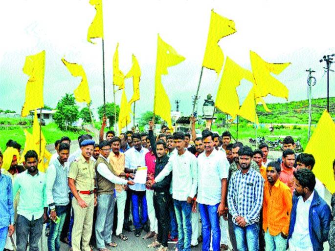 Stop the road to the Dhanjar community's lane | धनगर समाजाचा दिवे घाटात रास्ता रोको Stop the road to the Dhanjar community's lane | धनगर समाजाचा दिवे घाटात रास्ता रोको