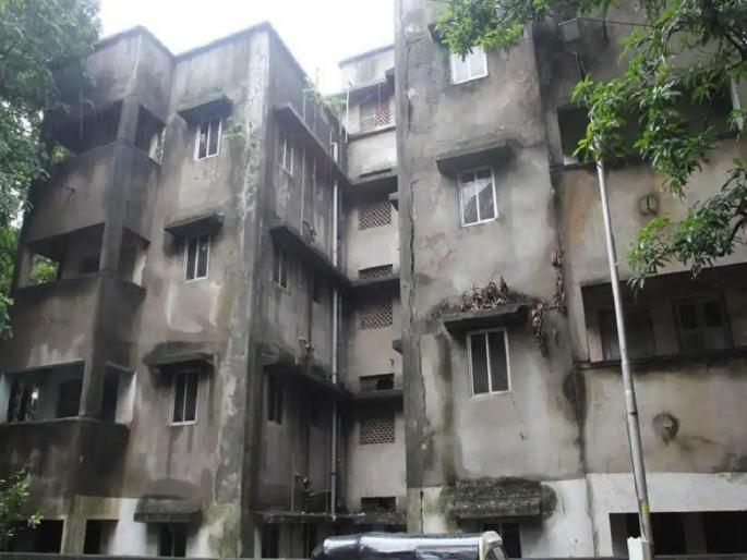 Dangerous and extremely dangerous buildings mumbai municipal corporation before rain | धोकादायक आणि अति धोकादायक इमारती पुन्हा एकदा तोफेच्या तोंडी