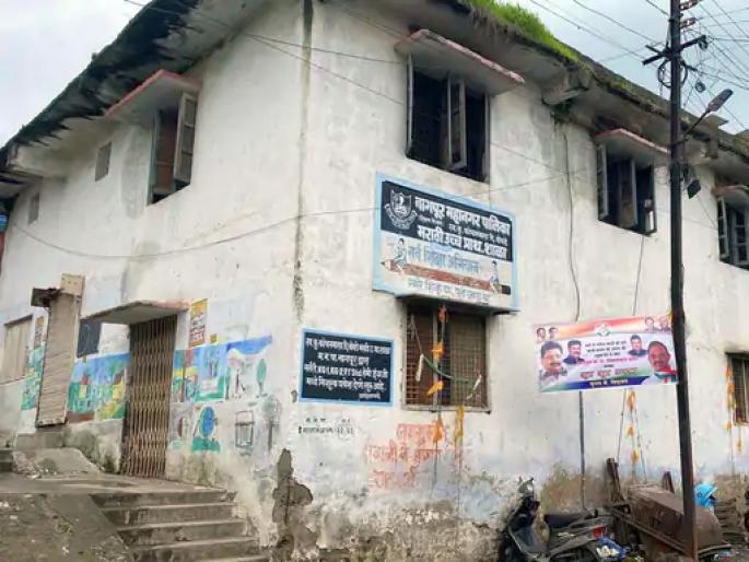 Buildings of 88 schools in Nagpur district are dilapidated, dangerous | बिकट अवस्था! कुठे धोकादायक इमारती तर कुठे उघड्यावर भरते शाळा Buildings of 88 schools in Nagpur district are dilapidated, dangerous | बिकट अवस्था! कुठे धोकादायक इमारती तर कुठे उघड्यावर भरते शाळा