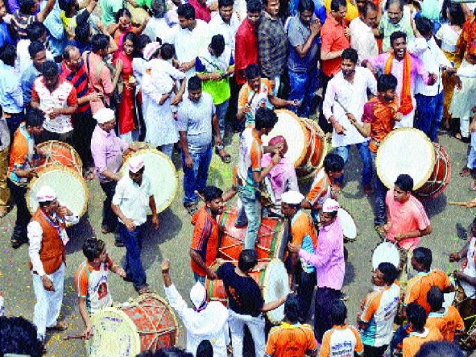Bappa's immersion on the traditional instrument lock | पारंपरिक वाद्यांच्या तालावर बाप्पाचे विसर्जन Bappa's immersion on the traditional instrument lock | पारंपरिक वाद्यांच्या तालावर बाप्पाचे विसर्जन