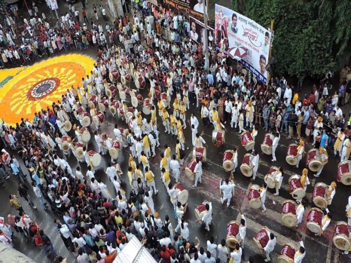 50 drums in procession 15 hours 150 to 200 players participate the role of dhol-tasha troupes in Pune | मिरवणूकीमध्ये ५० ढोल, १५ ताशे; १५० ते २०० वादक सहभागी, पुण्यातील ढोल-ताशा पथकांची भूमिका 50 drums in procession 15 hours 150 to 200 players participate the role of dhol-tasha troupes in Pune | मिरवणूकीमध्ये ५० ढोल, १५ ताशे; १५० ते २०० वादक सहभागी, पुण्यातील ढोल-ताशा पथकांची भूमिका