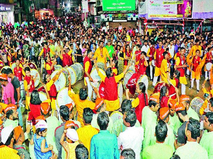 Immersion ceremony with excitement: Ripples of traditional instruments | विसर्जन सोहळा उत्साहात : पिंपरीत घुमला पारंपरिक वाद्यांचा गजर Immersion ceremony with excitement: Ripples of traditional instruments | विसर्जन सोहळा उत्साहात : पिंपरीत घुमला पारंपरिक वाद्यांचा गजर