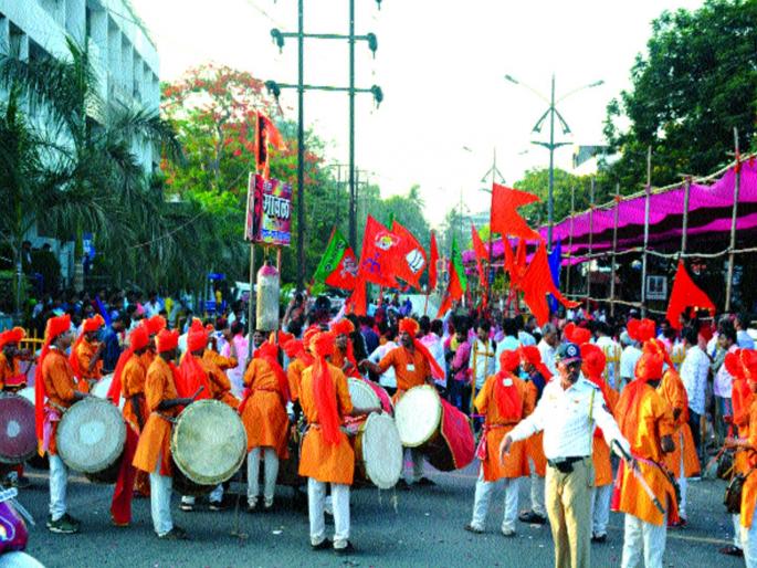 Kalyan Lok Sabha election result 2019 news | कल्याण लोकसभा निवडणूक निकाल २०१९ : उत्साह वाढत गेला; शिंदेंचा विजय स्पष्ट होताच जल्लोष Kalyan Lok Sabha election result 2019 news | कल्याण लोकसभा निवडणूक निकाल २०१९ : उत्साह वाढत गेला; शिंदेंचा विजय स्पष्ट होताच जल्लोष