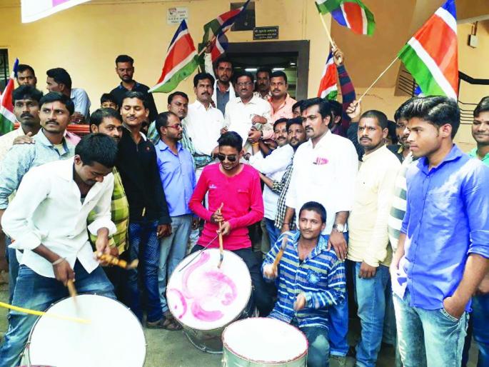 MNS's NP In front of the 'Dhol Bajo' movement | मनसेचे न.प. समोर ‘ढोल बजाओ’ आंदोलन MNS's NP In front of the 'Dhol Bajo' movement | मनसेचे न.प. समोर ‘ढोल बजाओ’ आंदोलन