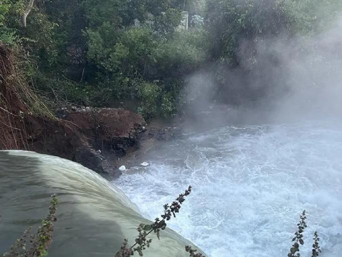 The right canal of Dhom dam in Vajwadi in Satara district burst into the bottom | Satara: दुष्काळात तेरावा महिना; व्याजवाडीत धोम धरणाच्या उजव्या कालव्याला तळात भगदाड The right canal of Dhom dam in Vajwadi in Satara district burst into the bottom | Satara: दुष्काळात तेरावा महिना; व्याजवाडीत धोम धरणाच्या उजव्या कालव्याला तळात भगदाड