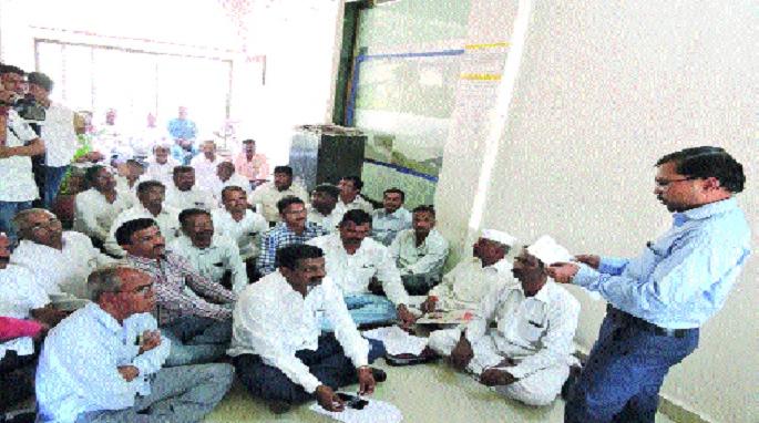 Scam in the water of 'Dhoom-Balkawadi': Stills at the dam's office | ‘धोम-बलकवडी’च्या पाण्यात घोटाळा-: धरण बचाव समितीचा कार्यालयात ठिय्या