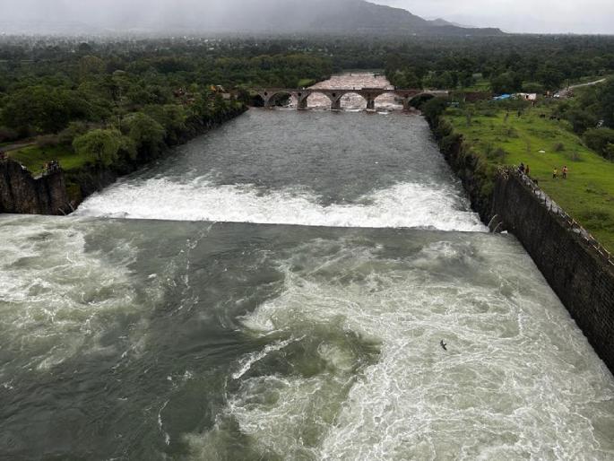 Rain continues in the western part of Satara district, Water storage in Koyna dam increases, discharge begins | कोयनेचा विसर्ग वाढला; धोममधूनही पाणी सोडले; कृष्णा नदी पातळीत वाढ Rain continues in the western part of Satara district, Water storage in Koyna dam increases, discharge begins | कोयनेचा विसर्ग वाढला; धोममधूनही पाणी सोडले; कृष्णा नदी पातळीत वाढ
