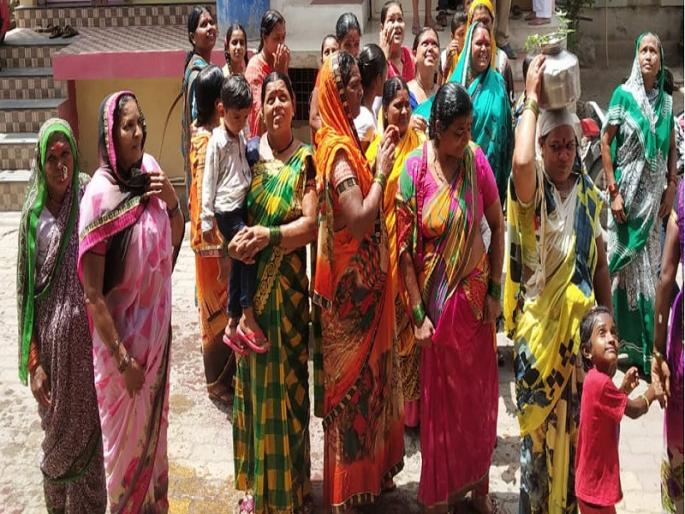'Dry the jungle, roar the bull ... king mruga give water'; In the Khulatabad, women calls warunraja for rain | 'जंगल सुखा, बैल भुका...मृगराजा पाणी दे'; खुलताबादेत महिलांचे वरूणराजाला साकडे