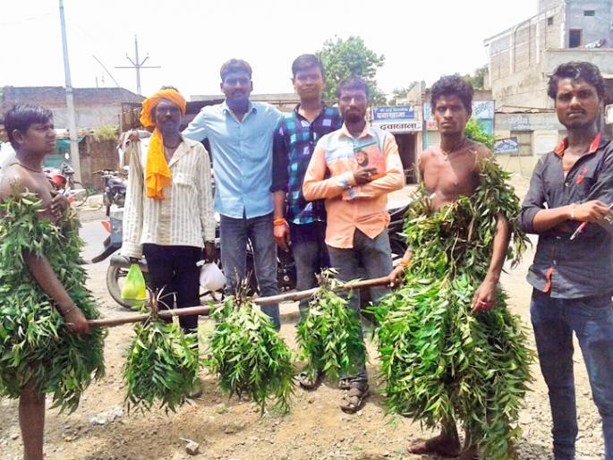 Give 'Dhondi Dhandi Water' alarm for rain | पावसासाठी ‘धोंडी धोंडी पाणी दे’चा गजर Give 'Dhondi Dhandi Water' alarm for rain | पावसासाठी ‘धोंडी धोंडी पाणी दे’चा गजर
