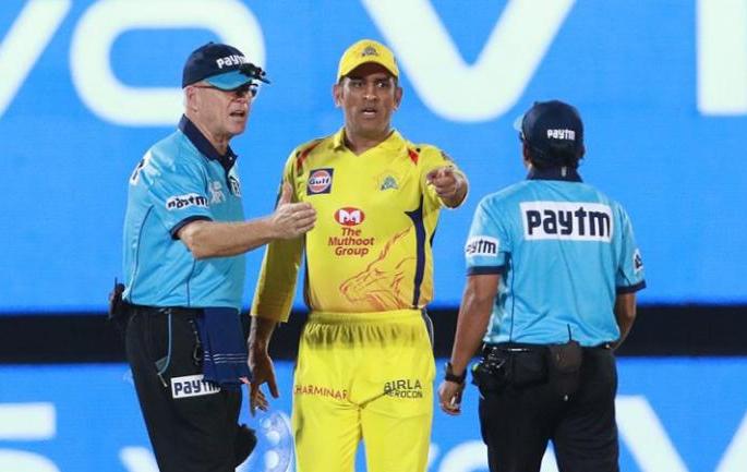 CSK vs RR Latest News : MS Dhoni protesting against field umpire decision  | CSK vs RR Latest News : महेंद्रसिंग धोनीचा पारा चढला, थेट अम्पायरशी भिडला; जाणून घ्या नक्की काय झालं 