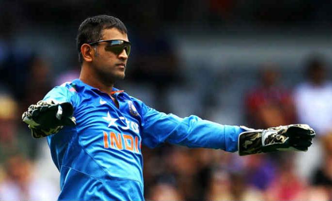 Indian team knows the value of the MS Dhoni; Stopped from retirement | भारतीय संघाला कळली धोनीची किंमत; निवृत्ती घेण्यापासून थांबवलं