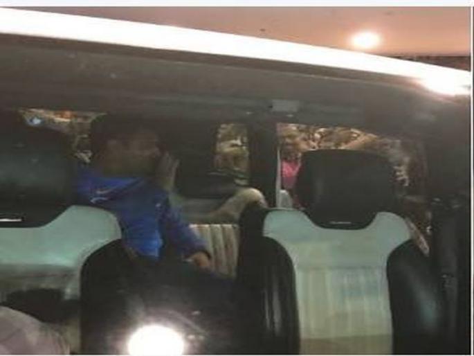 MS Dhoni take the hands of girl and protocol broken, the video became viral | प्रोटोकॉल मोडून धोनीने मिळवला तिला हात, व्हीडीओ झाला वायरल