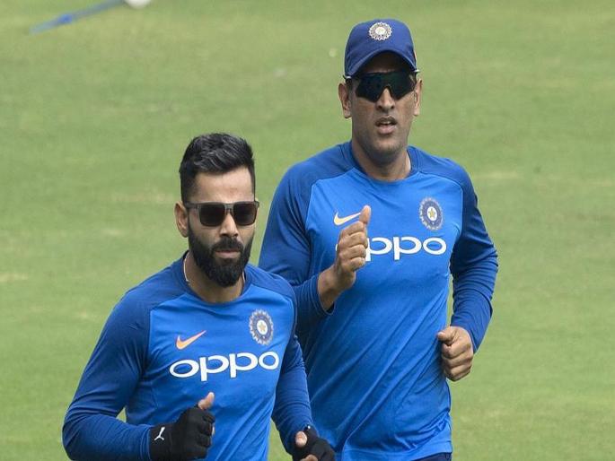 MS Dhoni makes Virat Kohli more comfortable as a captain - Anil Kumble | धोनीच्या उपस्थितीमुळे कोहलीचा निम्मा भार होतो हलका, जम्बोची गुगली