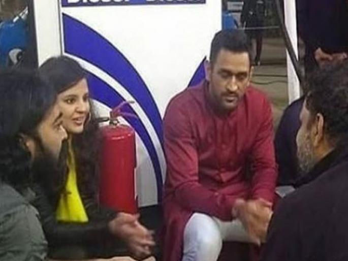 cricketer mahendra singh dhoni bharat bandh petrol pump photo viral On social media | धोनीनं घेतला होता 'भारत बंद'मध्ये सहभाग? जाणून घ्या 'त्या' व्हायरल फोटोमागचं सत्य cricketer mahendra singh dhoni bharat bandh petrol pump photo viral On social media | धोनीनं घेतला होता 'भारत बंद'मध्ये सहभाग? जाणून घ्या 'त्या' व्हायरल फोटोमागचं सत्य