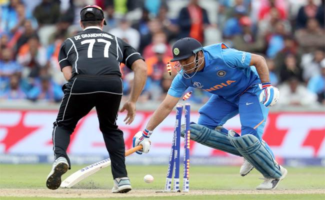 Dhoni runs out, India out of World Cup | धोनी रन आउट, भारत वर्ल्डकपमधून आउट