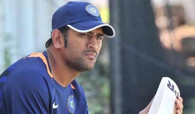 If MS Dhoni wants to return to the team, he will have to do the 'thing', says selection committee chairman MSK Prasad | धोनीला संघात पुनरागमन करायचे असेल तर 'ही' गोष्ट करावी लागेल, सांगतायत निवड समिती अध्यक्ष प्रसाद