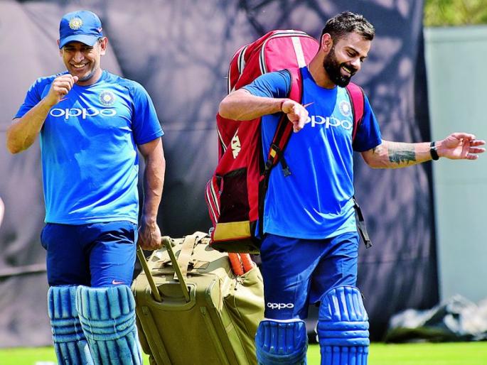 Dhoni sang sung, Varat operate guitar ... | .... अन् धोनीने गायले गाणे, विराटने वाजविली गिटार... Dhoni sang sung, Varat operate guitar ... | .... अन् धोनीने गायले गाणे, विराटने वाजविली गिटार...
