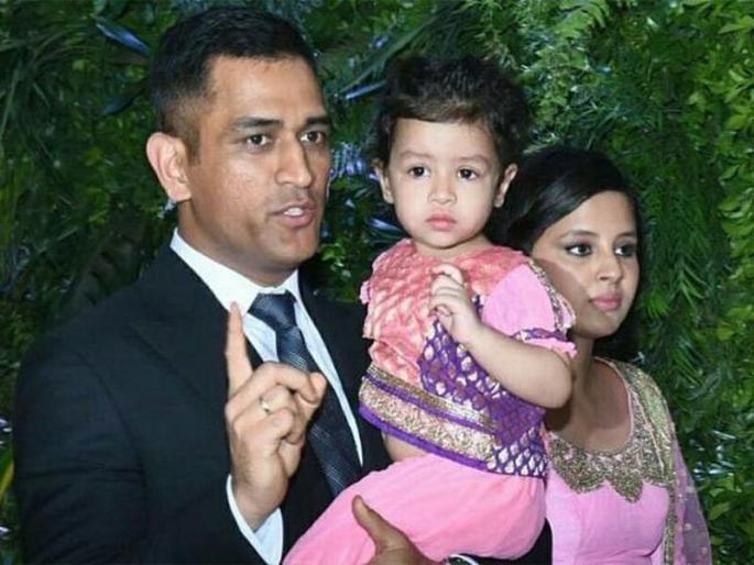 IPL 2018: When Ziva want to hug Dhoni ... | IPL 2018 : जेव्हा झिवाला, बाबा धोनीला मिठी मारण्याचा मोह झाला...