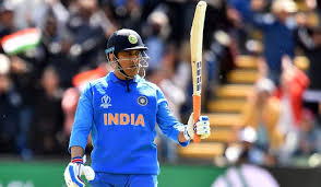 Mahendra sing Dhoni- his life, instinct & living in a moment.. | धोनी आणि घोटभर पाणी ! - इतकी अलिप्तता धोनीकडे कुठून आली ?  Mahendra sing Dhoni- his life, instinct & living in a moment.. | धोनी आणि घोटभर पाणी ! - इतकी अलिप्तता धोनीकडे कुठून आली ?