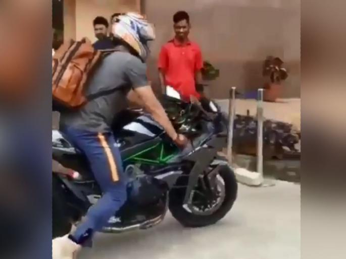 Broom Broom Mahi ... video of Captain Cool MS Dhoni riding a bike viral | Broom Broom माही... कॅप्टन कूल धोनीचा बाईक चालवतानाचा व्हिडीओ व्हायरल