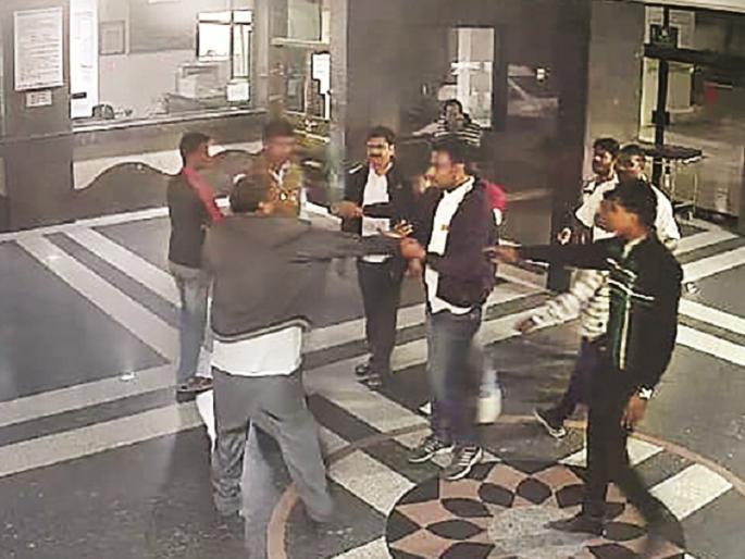 Confusion over the death of a woman in a Dhoot hospital; Doctors, staff beat up by relatives | धूत हॉस्पिटलमध्ये महिलेच्या मृत्यूवरून गोंधळ; डॉक्टरांना धक्काबुक्की, कर्मचाऱ्यांना मारहाण Confusion over the death of a woman in a Dhoot hospital; Doctors, staff beat up by relatives | धूत हॉस्पिटलमध्ये महिलेच्या मृत्यूवरून गोंधळ; डॉक्टरांना धक्काबुक्की, कर्मचाऱ्यांना मारहाण