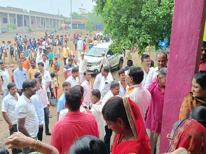 one thousand and five hundreds students and only 23 teachers; Aggressive parents beat up ZP school | साडेअकराशे विद्यार्थ्यांसाठी अवघे २३ शिक्षक; आक्रमक पालकांनी झेडपी शाळेला ठोकले टाळे one thousand and five hundreds students and only 23 teachers; Aggressive parents beat up ZP school | साडेअकराशे विद्यार्थ्यांसाठी अवघे २३ शिक्षक; आक्रमक पालकांनी झेडपी शाळेला ठोकले टाळे