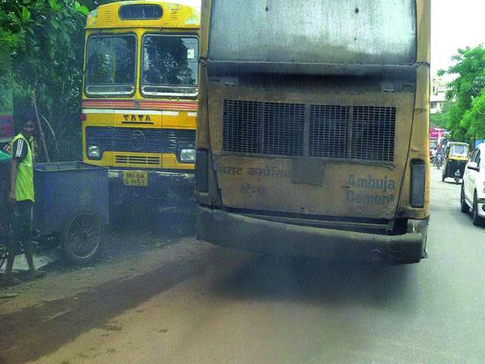 Transportation buses smoke | परिवहनच्या बसेस ओकतात धूर Transportation buses smoke | परिवहनच्या बसेस ओकतात धूर