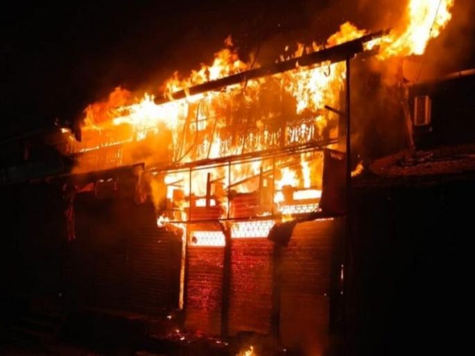 Fierce fire at Kankavali Zenda Chowk; A fire broke out in a house with 3 shops | कणकवली झेंडा चौकात भीषण आग; ३ दुकानांसह राहत्या घराला आगीची झळ Fierce fire at Kankavali Zenda Chowk; A fire broke out in a house with 3 shops | कणकवली झेंडा चौकात भीषण आग; ३ दुकानांसह राहत्या घराला आगीची झळ