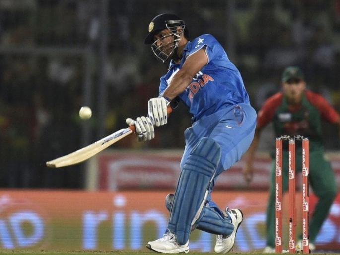 Aur yeh laga chakka ... Dhoni's skyscraper six, fans remembered the World Cup after watching the video | और ये लगा छक्का... धोनीचा गगनचुंबी षटकार, व्हिडिओ पाहून वर्ल्डकपची आठवण