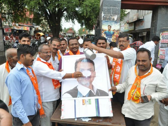 Shiv Sena milk the chief minister | शिवसेनेने पाजले मुख्यमंत्र्यांना दूध  Shiv Sena milk the chief minister | शिवसेनेने पाजले मुख्यमंत्र्यांना दूध