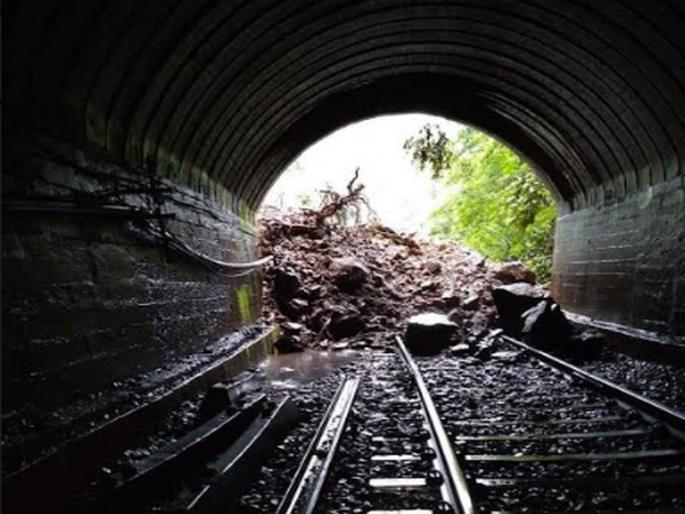 landslide near dudhsagar railway station, traffic jams! | 'दूधसागर'जवळ दरड कोसळली, वाहतूक ठप्प! landslide near dudhsagar railway station, traffic jams! | 'दूधसागर'जवळ दरड कोसळली, वाहतूक ठप्प!