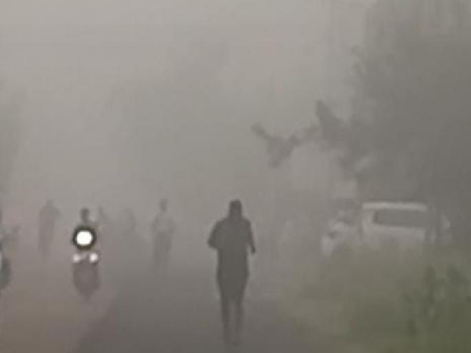 A sheet of fog spread in Sangli, there was no sun sight | सांगलीत पसरली धुक्याची चादर, सूर्यदर्शन झालेच नाही A sheet of fog spread in Sangli, there was no sun sight | सांगलीत पसरली धुक्याची चादर, सूर्यदर्शन झालेच नाही