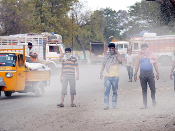 Bumpy breath of the market yard of dust and blooms in Solapur | धूळ अन् फुफाट्यानं सोलापुरातील मार्केट यार्डाचा गुदमरतोय श्वास  Bumpy breath of the market yard of dust and blooms in Solapur | धूळ अन् फुफाट्यानं सोलापुरातील मार्केट यार्डाचा गुदमरतोय श्वास