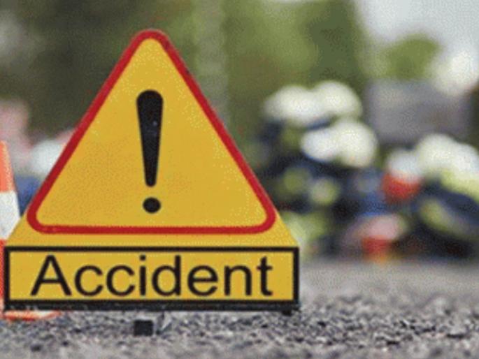 a private bus overturned three people including a child were killed | खासगी बस उलटली; शिशूसह तीनजण ठार, चौगाव गावाजवळील घटनेत १९ प्रवासी जखमी a private bus overturned three people including a child were killed | खासगी बस उलटली; शिशूसह तीनजण ठार, चौगाव गावाजवळील घटनेत १९ प्रवासी जखमी