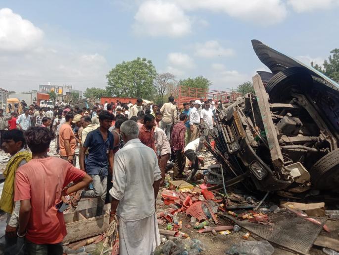 Dhule: 10 people died in a horrific accident after a container rammed into a hotel on the Mumbai-Agra highway | Dhule: मुंबई-आग्रा महामार्गावर कंटेनर हॉटेलमध्ये घुसून भीषण अपघात, १० जण मृत्युमुखी Dhule: 10 people died in a horrific accident after a container rammed into a hotel on the Mumbai-Agra highway | Dhule: मुंबई-आग्रा महामार्गावर कंटेनर हॉटेलमध्ये घुसून भीषण अपघात, १० जण मृत्युमुखी