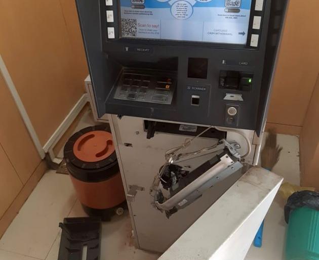 attempt to break into hdfc atm at ner dhule 50 lakhs was in the atm | नेर येथील एचडीएफसीचे एटीएम फोडण्याचा प्रयत्न; एटीएममध्ये ५० लाखांची होती रक्कम attempt to break into hdfc atm at ner dhule 50 lakhs was in the atm | नेर येथील एचडीएफसीचे एटीएम फोडण्याचा प्रयत्न; एटीएममध्ये ५० लाखांची होती रक्कम