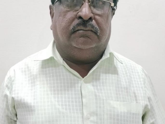 The principal was caught red handed while accepting a bribe of 1 thousand from the teacher | शिक्षिकेकडून १ हजाराची लाच घेताना मुख्याध्यापकाला रंगेहाथ पकडले The principal was caught red handed while accepting a bribe of 1 thousand from the teacher | शिक्षिकेकडून १ हजाराची लाच घेताना मुख्याध्यापकाला रंगेहाथ पकडले