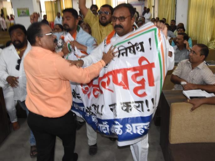 NCP rally in Dhule Municipal Corporation | धुळे महापालिकेत महासभेत राष्ट्रवादीचा राडा NCP rally in Dhule Municipal Corporation | धुळे महापालिकेत महासभेत राष्ट्रवादीचा राडा