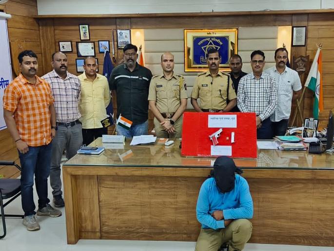 Dhule: Cow-smuggler nabbed in Cinestyle chase, pick-up van fails to break barricade and escape | Dhule: सिनेस्टाइल पाठलाग करून गो-तस्कराला पकडले, बॅरिकेट तोडून निसटण्याचा पिकअप व्हॅनचा प्रयत्न फसला Dhule: Cow-smuggler nabbed in Cinestyle chase, pick-up van fails to break barricade and escape | Dhule: सिनेस्टाइल पाठलाग करून गो-तस्कराला पकडले, बॅरिकेट तोडून निसटण्याचा पिकअप व्हॅनचा प्रयत्न फसला