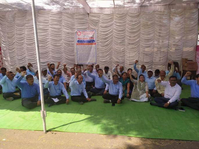tehsildar on strike revenue work stopped around 50 employees of dhule district participated | तहसीलदार संपावर, महसूलचे काम ठप्प, धुळे जिल्ह्यातील सुमारे ५० कर्मचारी सहभागी tehsildar on strike revenue work stopped around 50 employees of dhule district participated | तहसीलदार संपावर, महसूलचे काम ठप्प, धुळे जिल्ह्यातील सुमारे ५० कर्मचारी सहभागी